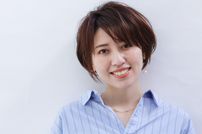 前髪ありのマッシュショートヘアのモデル写真　正面