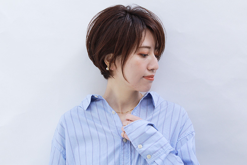 前髪ありのマッシュショートヘアのモデル写真　横顔