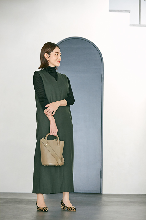 黒タートルネック×グレーワンピース