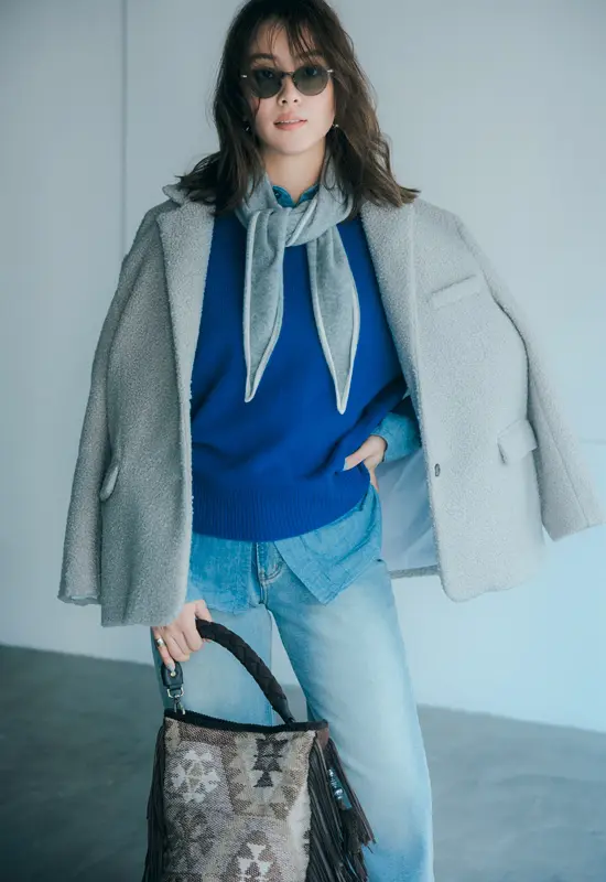 グレーコート×ブルーニット×デニムパンツ×ひし形ストール