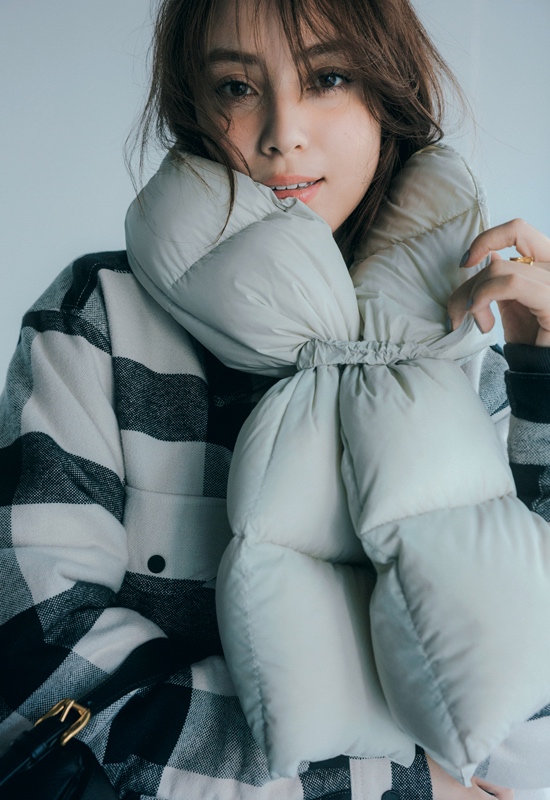 大ぶりチェック柄ジャケット×ダウン素材ストール