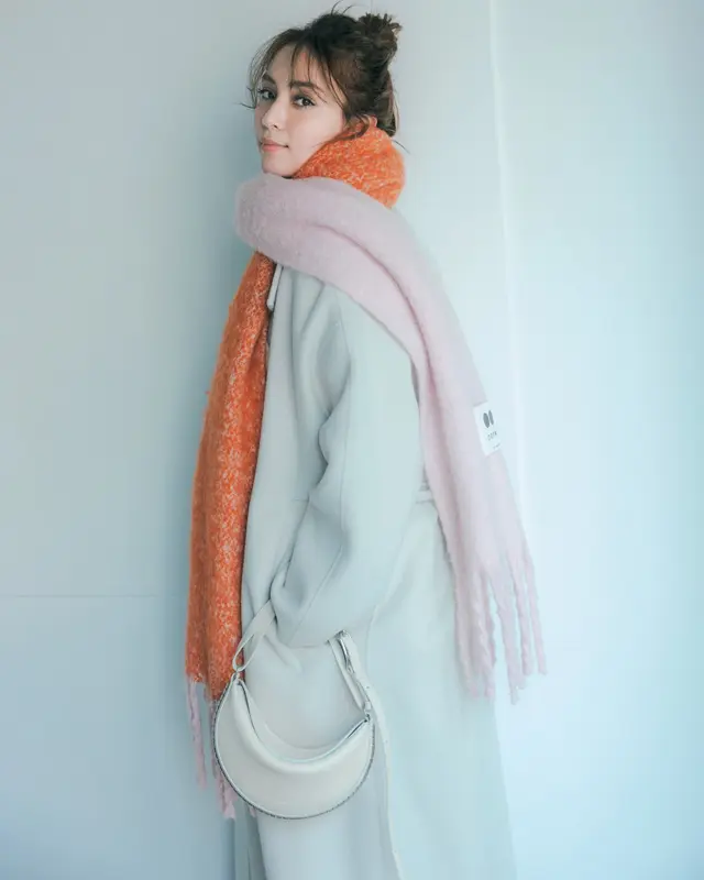 白コート×ロング丈ストール