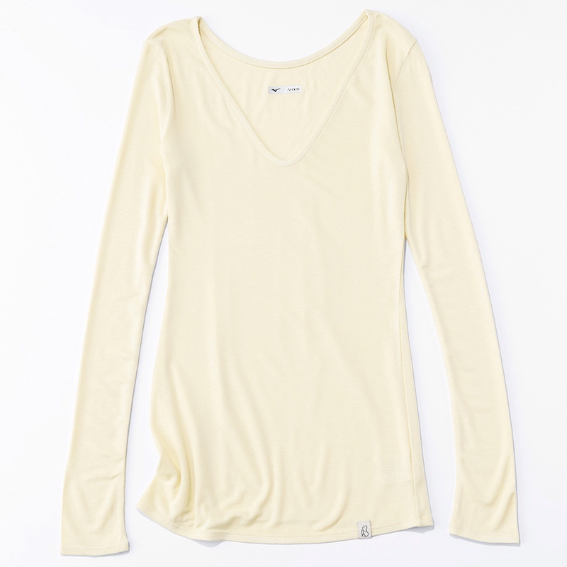 インナー［ブレスサーモVネックロングスリーブトップス］￥6,600（ミズノ〈Mizuno×Ameri〉）