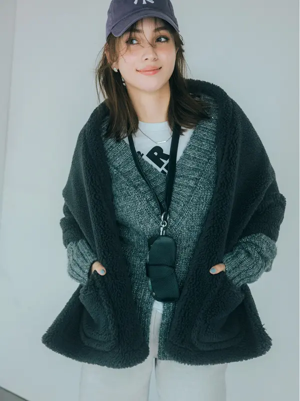 グレーカーデ×ロゴT×白パンツ×ボアストール