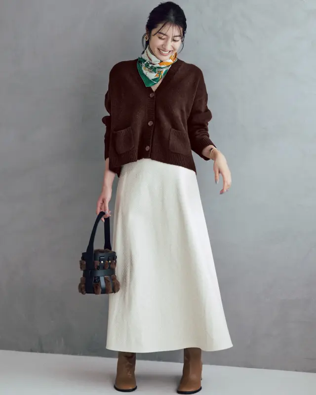ブラウンショートカーデ×白スカート