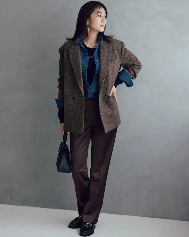 チェック型ジャケット×デニムシャツ×ブラウンパンツ