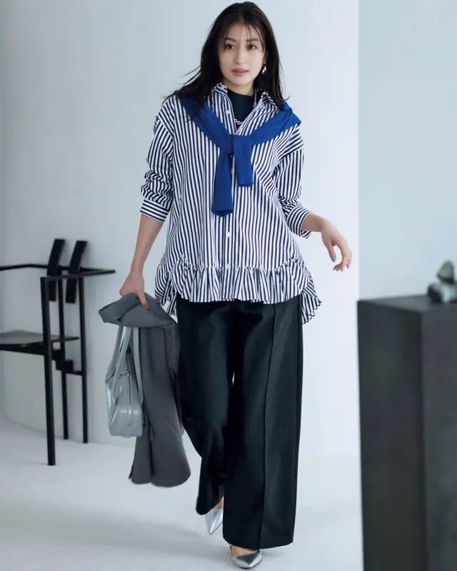 ストライプ柄シャツ×肩掛けニット×ワイドパンツ