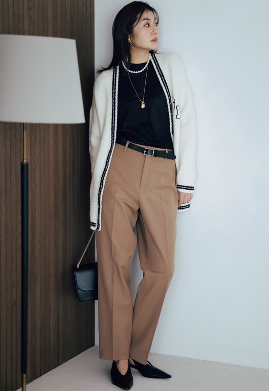 ロングカーデ×黒カットソー×センタープレスパンツ