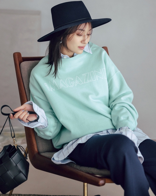 ロゴスウェット×ストライプ柄シャツ×ネイビーパンツ