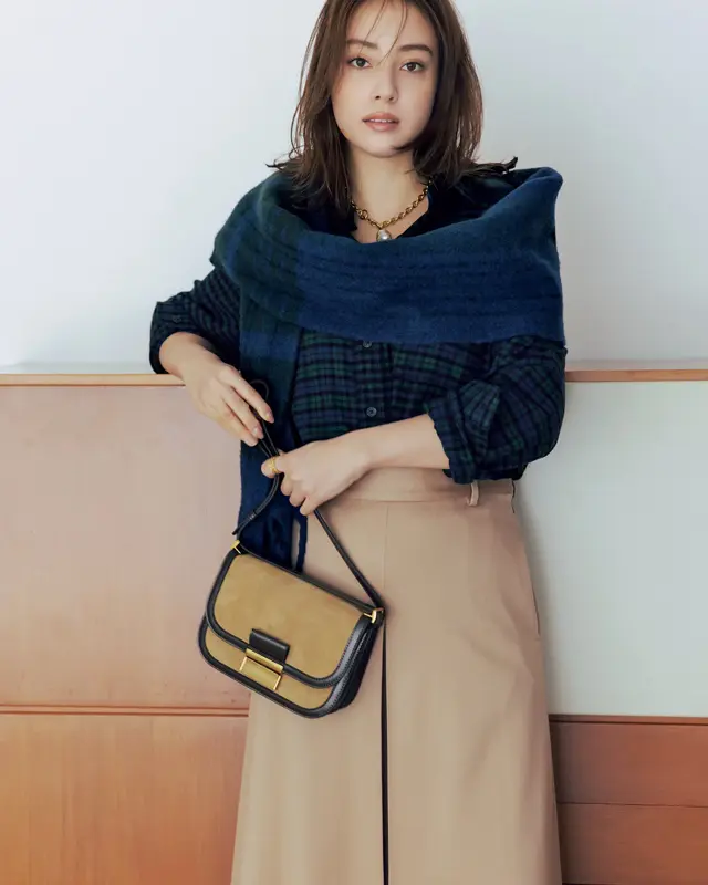 チェック柄シャツ×ベージュワイドパンツ