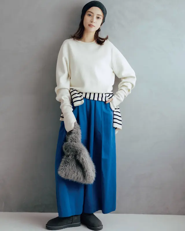 白ニット×ブルーワイドパンツ