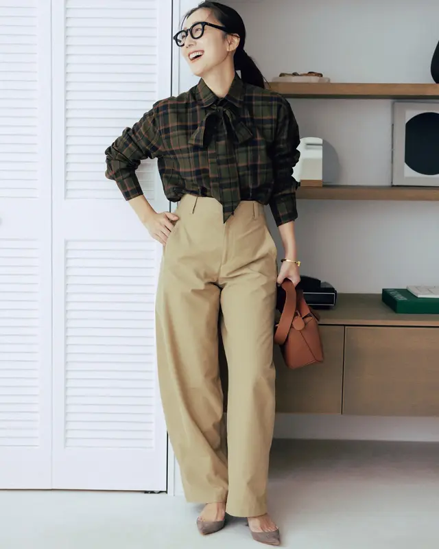 チェック柄ボウタイブラウス×ベージュパンツ
