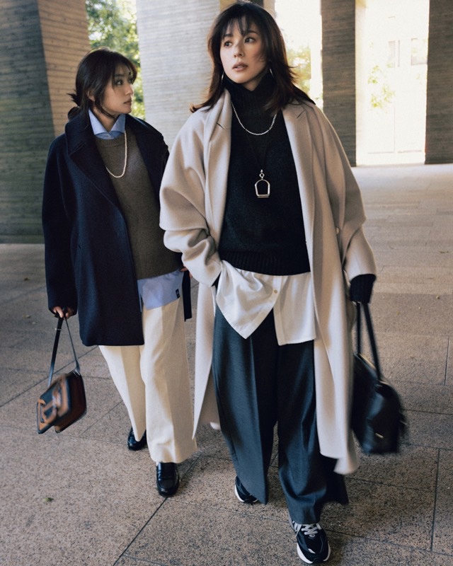 ミディアム丈コート×ニット×ブルーシャツ×白パンツ