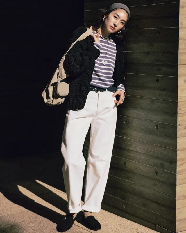 黒カーデ×ボーダートップス×白デニム×ローファー