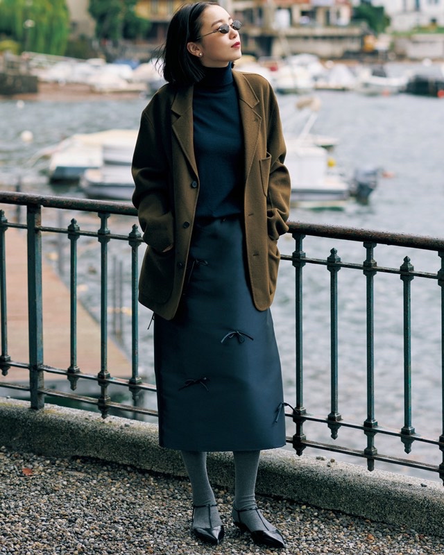 カーキジャケット×タートルニット×タイトスカート