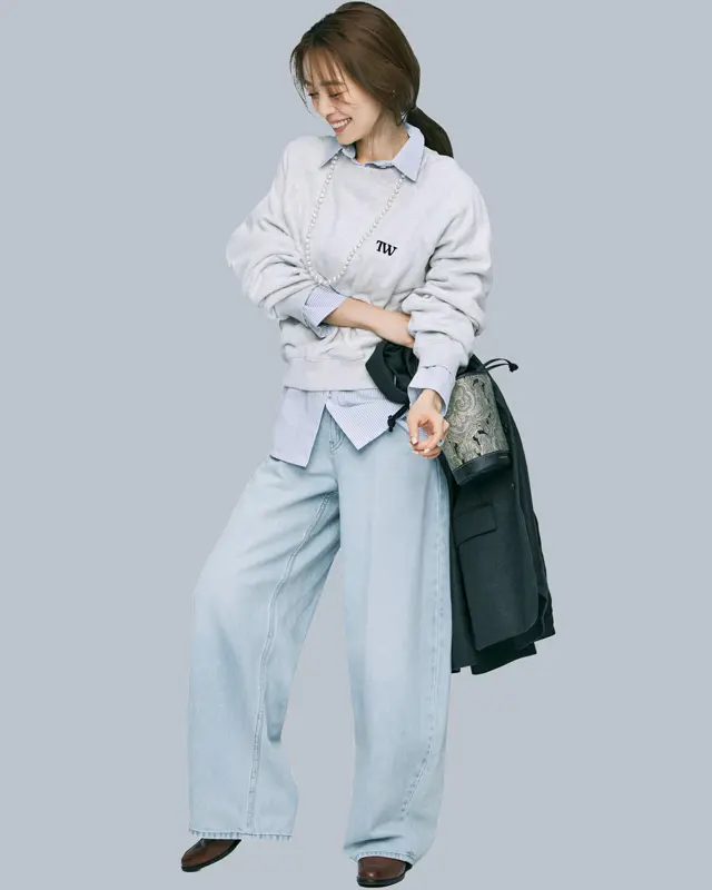 スウェット×ストライプ柄シャツ×デニムパンツ