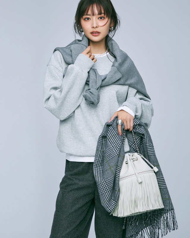 スウェット×肩掛けスウェット×ワイドパンツ