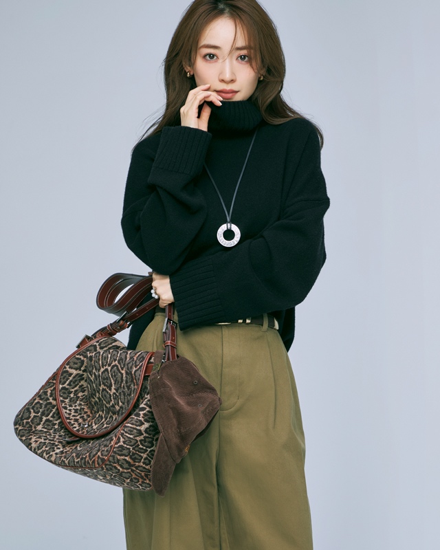 黒タートルコーデ