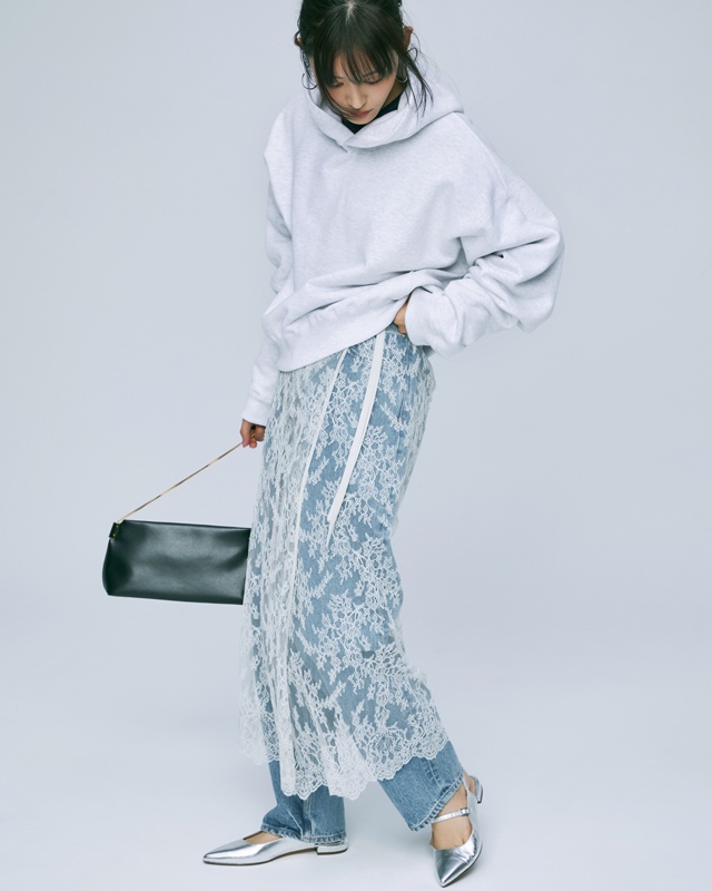 フーディ×デニムパンツ×レーススカート