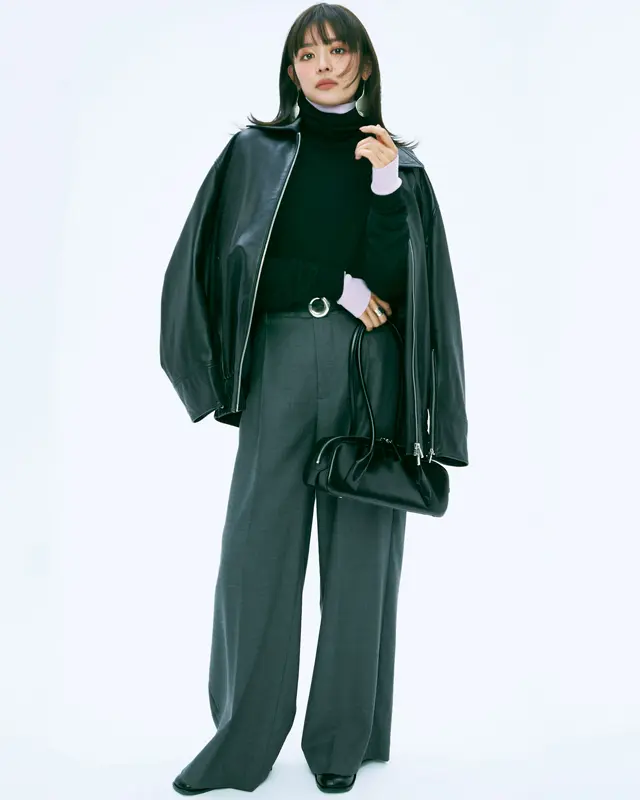 レザージャケット×黒ニット×グレーパンツ