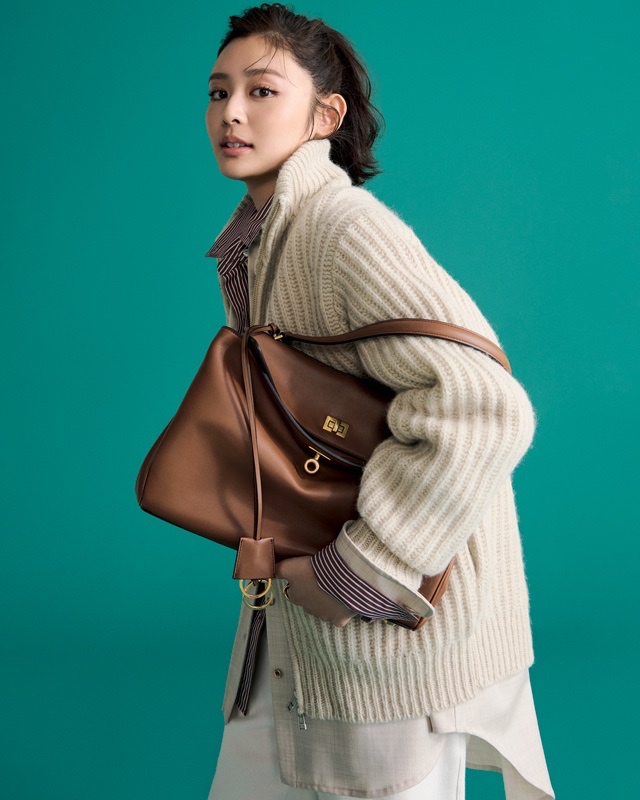 ボリュームニット×ベージュシャツ×ストライプ柄シャツ