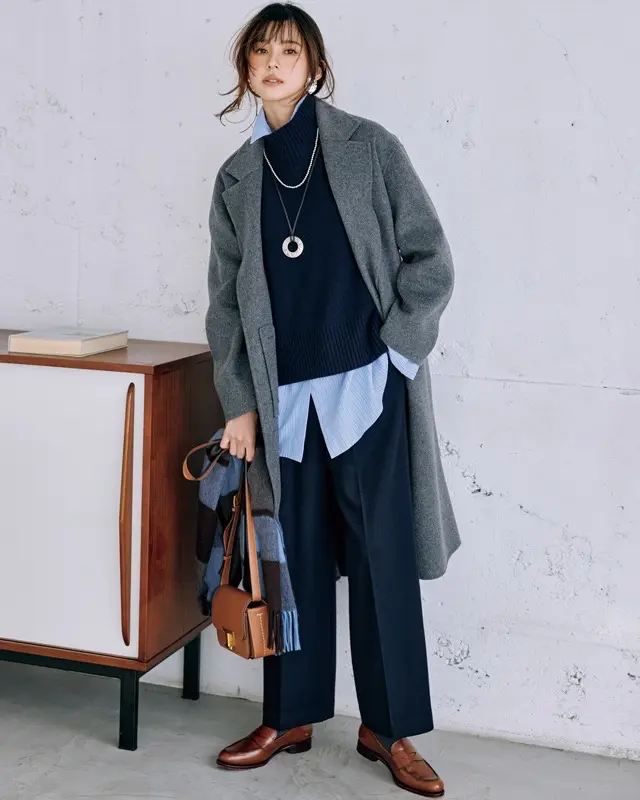 グレーコート×ネイビーニット×ブルーシャツ×パンツ×ローファー