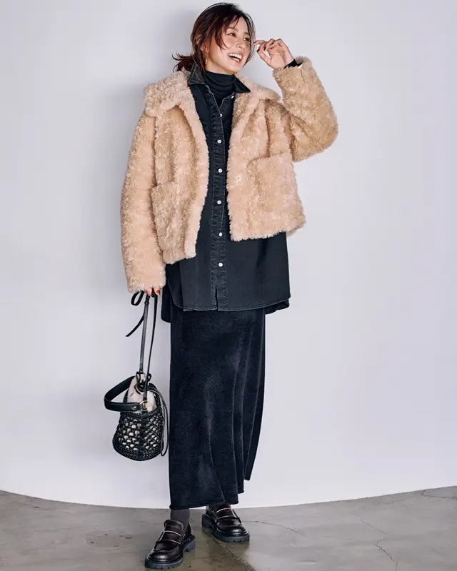 ファーコート×黒デニムシャツ×タイトスカート×ローファー