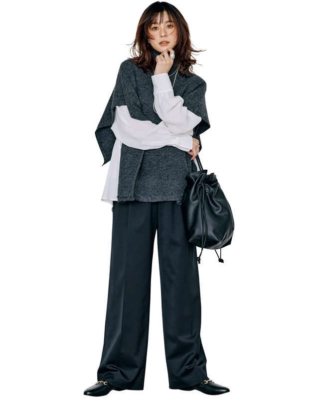 ニットポンチョ×シャツ×パンツ×ローファー