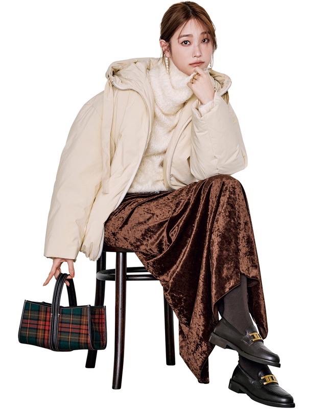 ダウン×ハイネックニット×ベロアスカート×ローファー