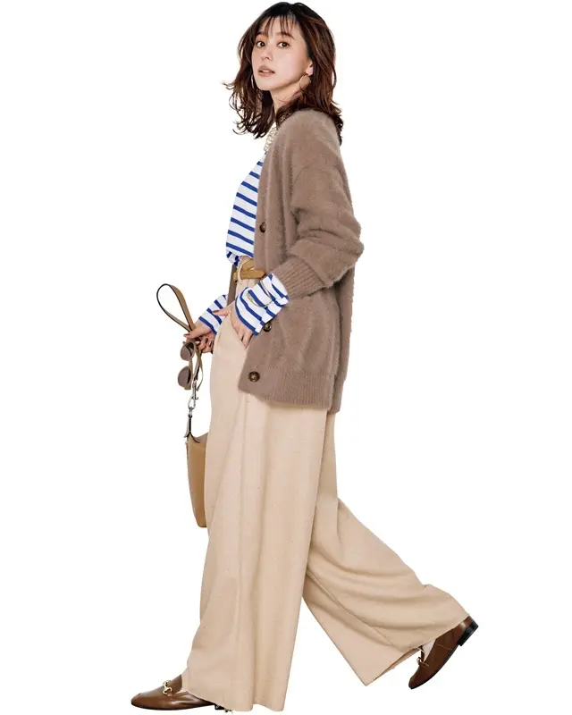 ベージュカーデ×ボーダートップス×ベージュパンツ×ローファー