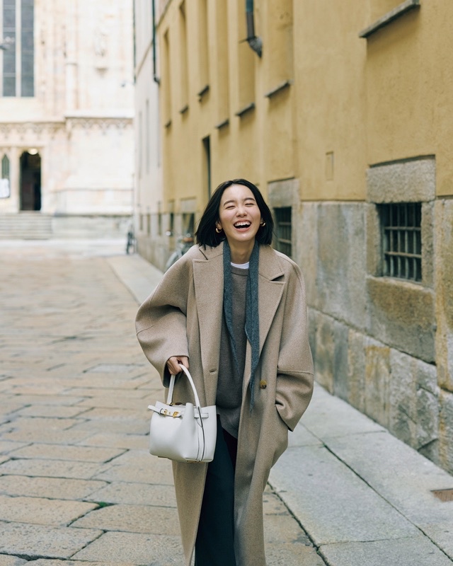 ベージュロングコート×ニット×パンツ