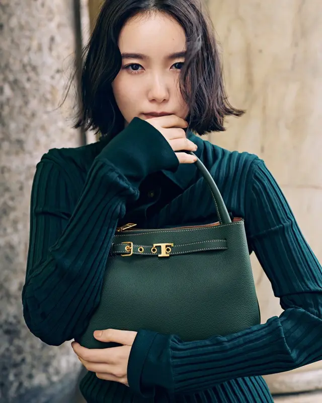 襟付きリブニット×きれいめバッグ