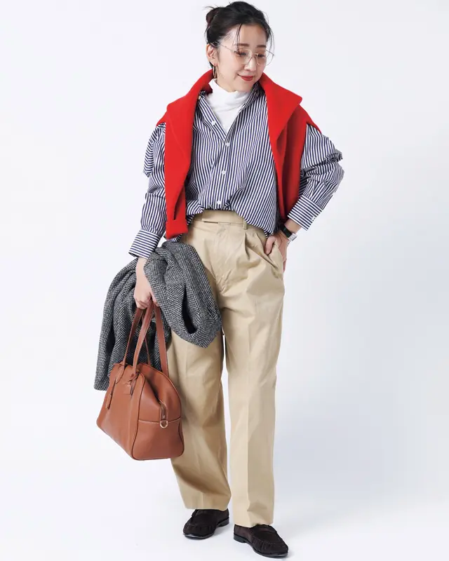 ストライプ柄シャツ×白タートル×ベージュパンツ