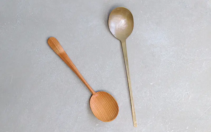 右／スッカラ［石川智美／長さ20×幅5cm］￥5,300・左／スープスプーン［石井宏治／山桜／長さ17.5×幅4.5cm］￥4,180（AELU）