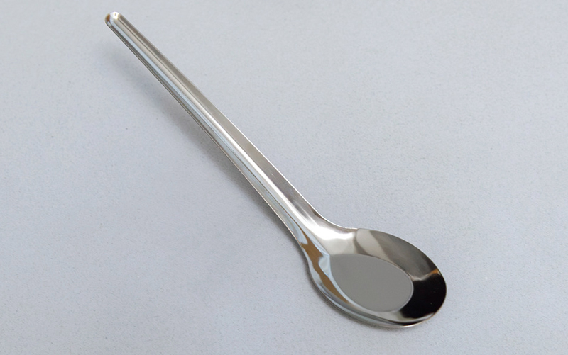 ちょっと長いレンゲ［長さ17.7×幅4.2cm］￥1,650（watanabe yasuhiro webshop）