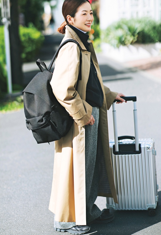 トレンチコート×スウェット×パンツ