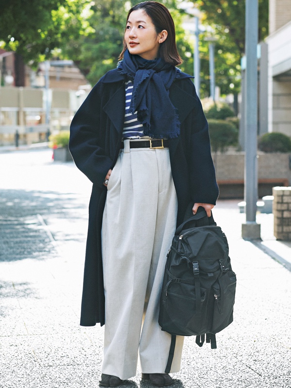 黒ロングコート×ボーダートップス×白パンツ