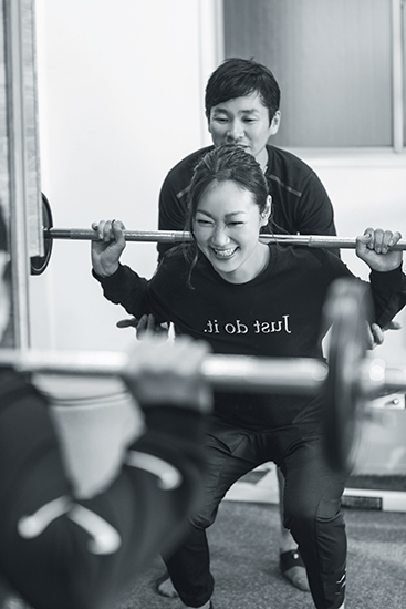 バーベルを上げる女性