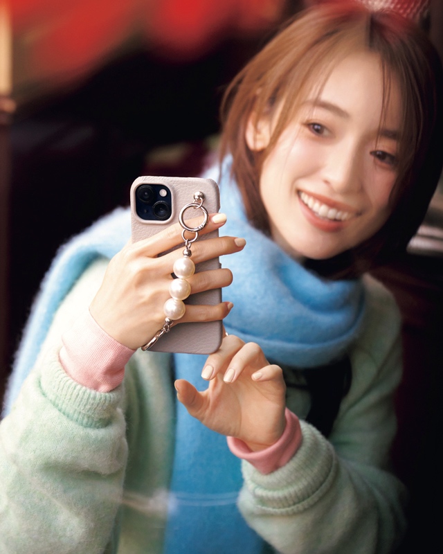 ミントグリーンニット×ピンクカットソー×ブルーストール