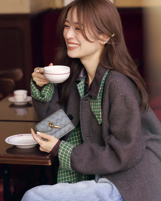 コート×デニムパンツ