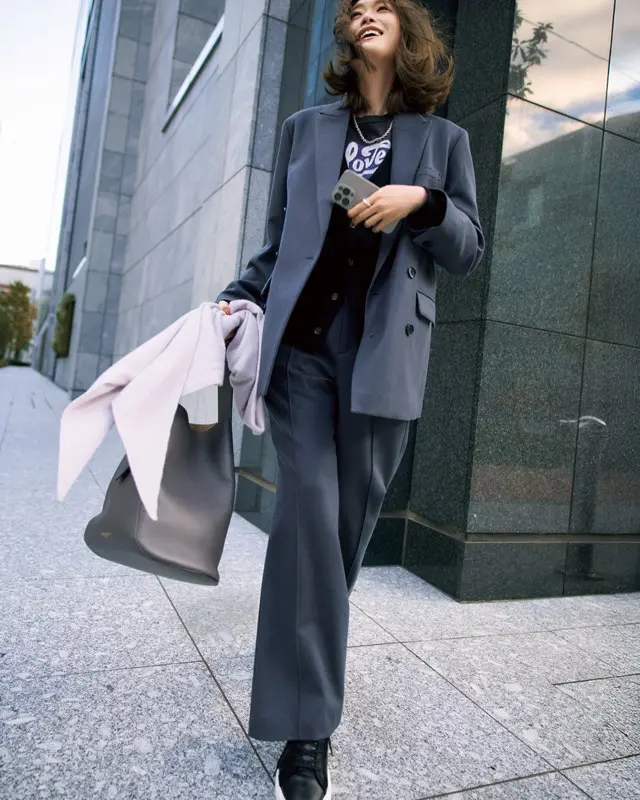 ジャケパンセットアップ×ロゴT×カーデ×スニーカー