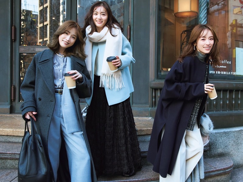 ネイビーコート×ツイードジレ×白パンツ