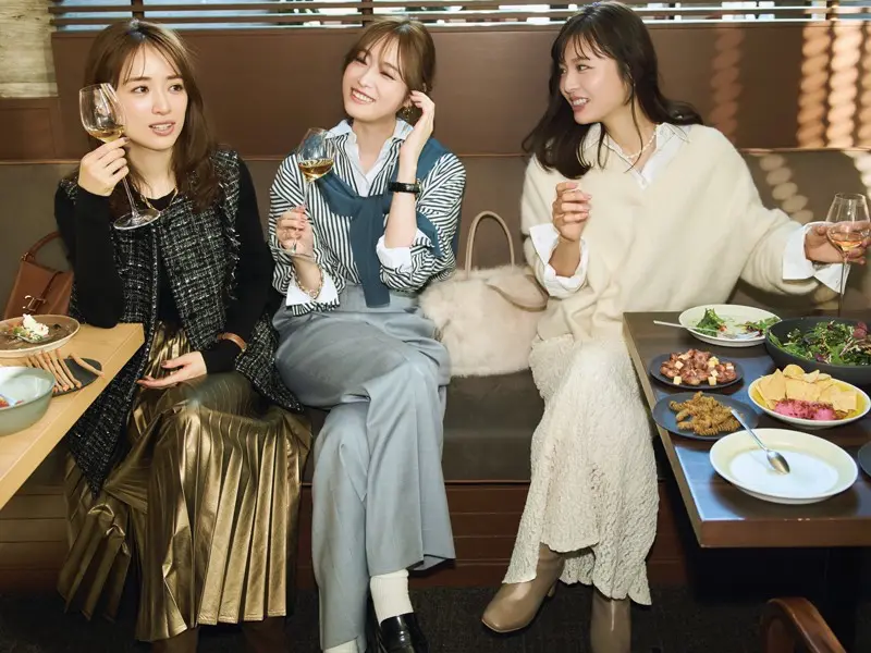 ストライプ柄シャツ×白シャツ×グレーワイドパンツ