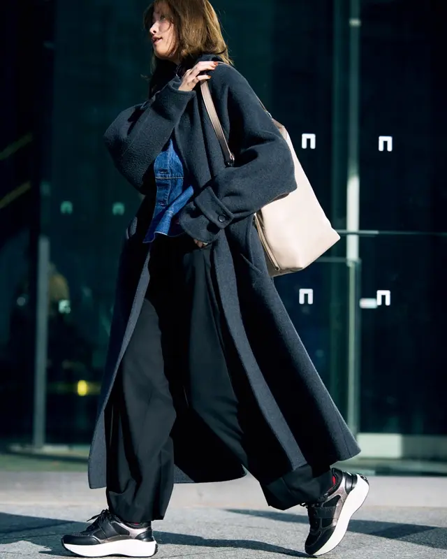 ロングコート×デニムパンツ×黒パンツ×スニーカー