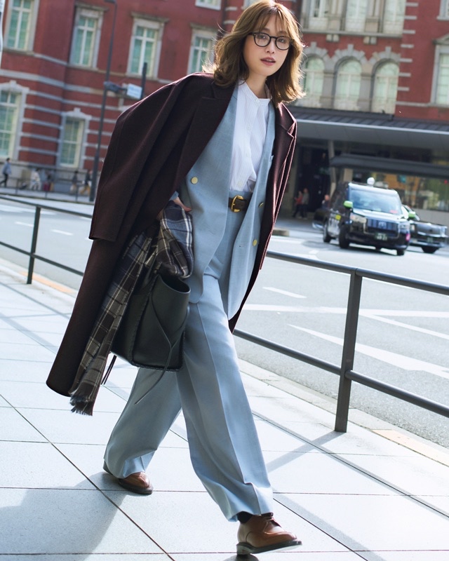 コート×ノーカラージャケット×白シャツ×パンツ