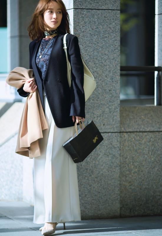 ノーカラージャケット×華やかブラウス×センタープレスパンツ