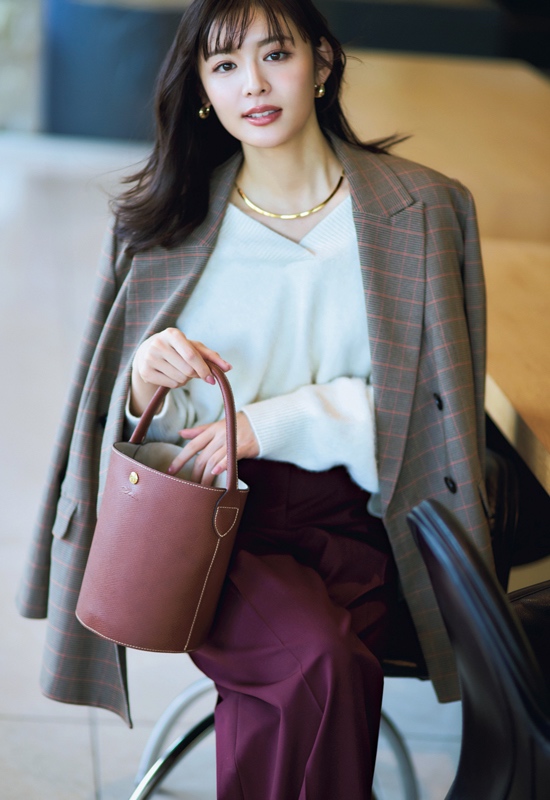 チェック柄ジャケット×Vネックニット×ボルドーパンツ