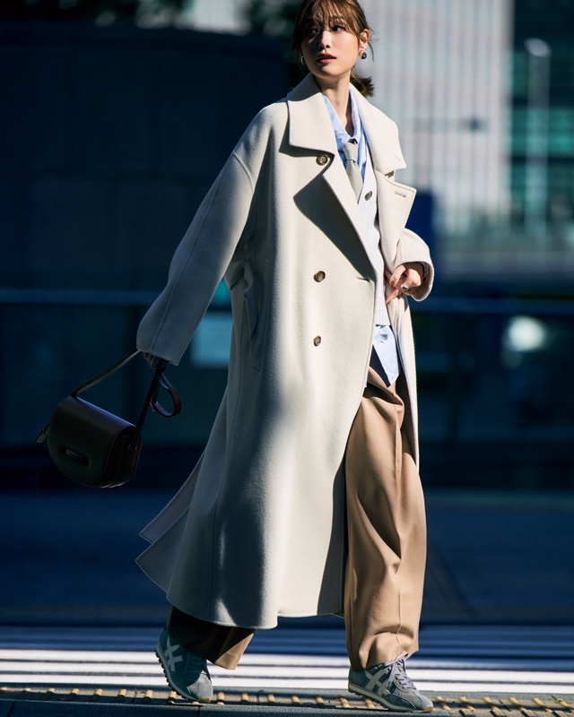 ロングコート×シャツ×ワイドパンツ×スニーカー