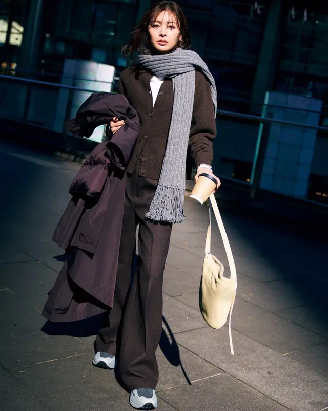 ブラウンカーデ×ブラウンパンツ×マフラー×スニーカー