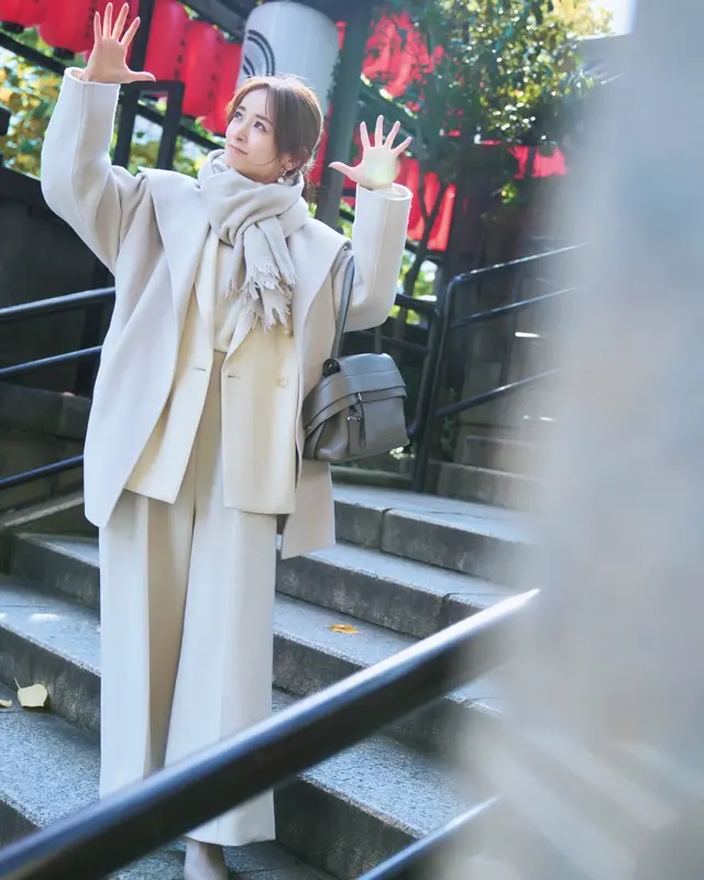ミディアム丈コート×白ジャケット×白ワイドパンツ